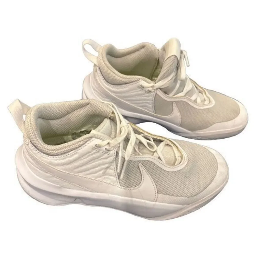 Nike Boys' Team Hustle D 10 Shoes, White/Photon Dust,‎ Size 4.5Y